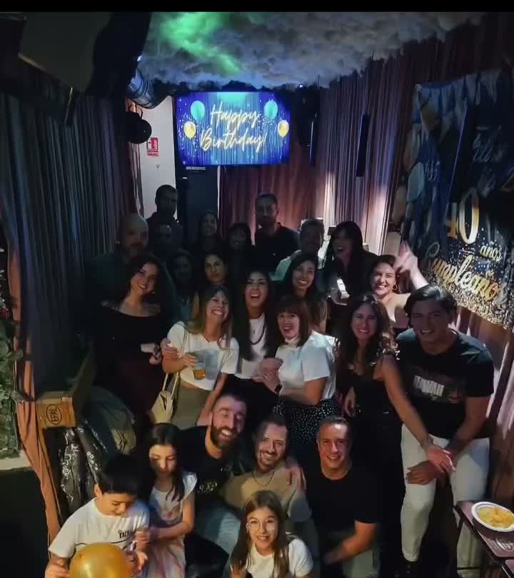 Grupo grande celebrando un 40 cumpleaños