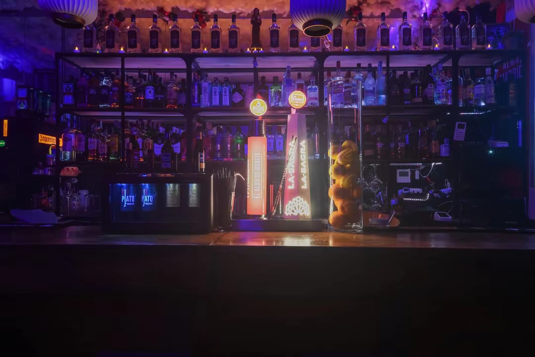 Las botellas de la barra, iluminadas